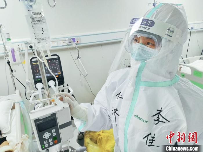     李佳在抗疫一线。仁济医院供图