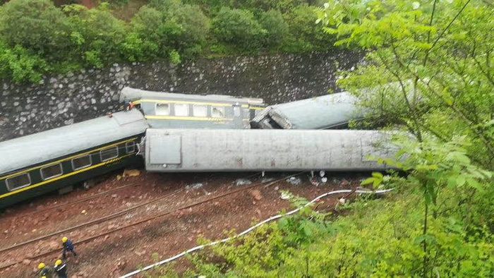  列车出轨现场。来源：中国消防