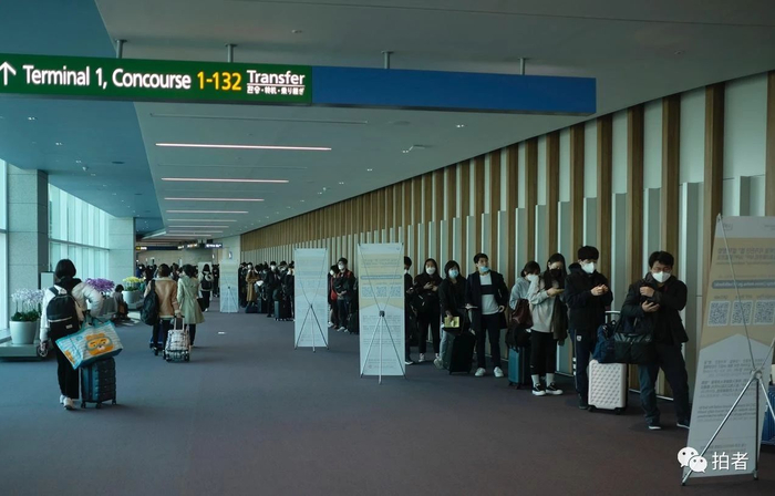 △&nbsp;当地时间3月23日，韩国首尔仁川国际机场，等待检疫入境的队伍。