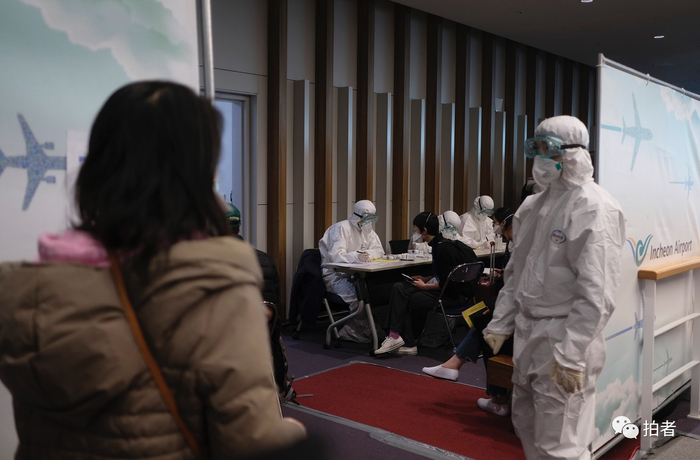 △&nbsp;当地时间3月23日，韩国首尔仁川国际机场，进一步排队等候检测的人很多，工作人员首先会核实旅客身份等基本信息，再询问有无症状。