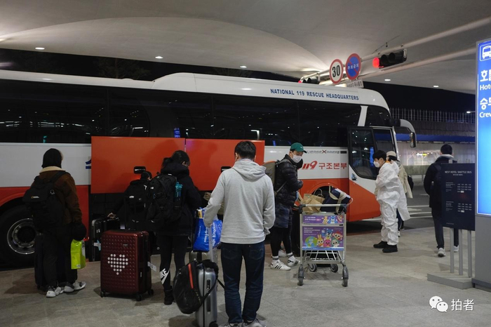  △&nbsp;当地时间3月24日凌晨，韩国首尔仁川国际机场外，负责转运我们前往隔离点的大巴属于119车辆。