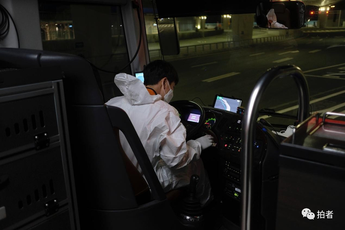  △&nbsp;当地时间3月24日凌晨，穿防护服的司机准备转运我们到隔离点。