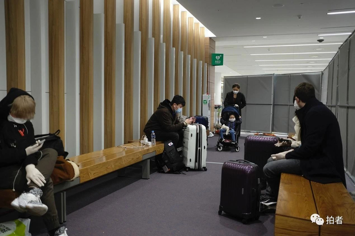  △&nbsp;当地时间3月23日晚，韩国首尔仁川国际机场，等待转运至隔离点的欧洲入境人员。