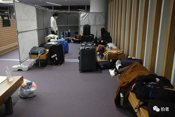  △&nbsp;当地时间3月23日深夜，韩国首尔仁川国际机场，部分等待转运至隔离点的欧洲入境人员躺在座位上休息。