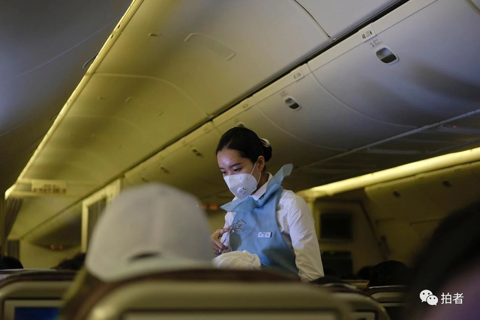  △&nbsp;当地时间3月22日，法国巴黎，空姐戴着口罩给旅客送餐。