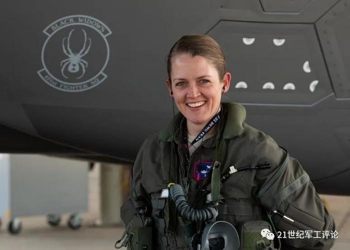 美国空军F-35A飞行表演队首位女队长：克里斯汀·沃尔夫上尉