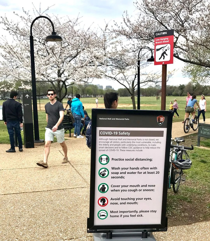 　　美国政府强调保持社交距离，在华盛顿的主要景点，这样的警示牌也随处可见。有数据显示，2020年美国的消费者需求将减少8000亿美元，降幅约5.5%。图：金焱