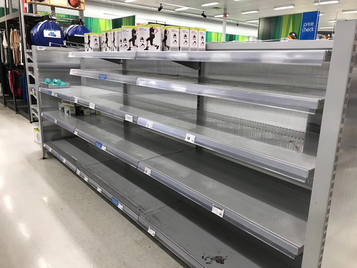  超市货架空空如也。