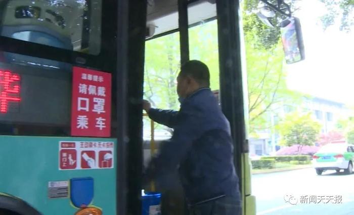 一名男子在乐山大街上长跪不起，竟然是因为······