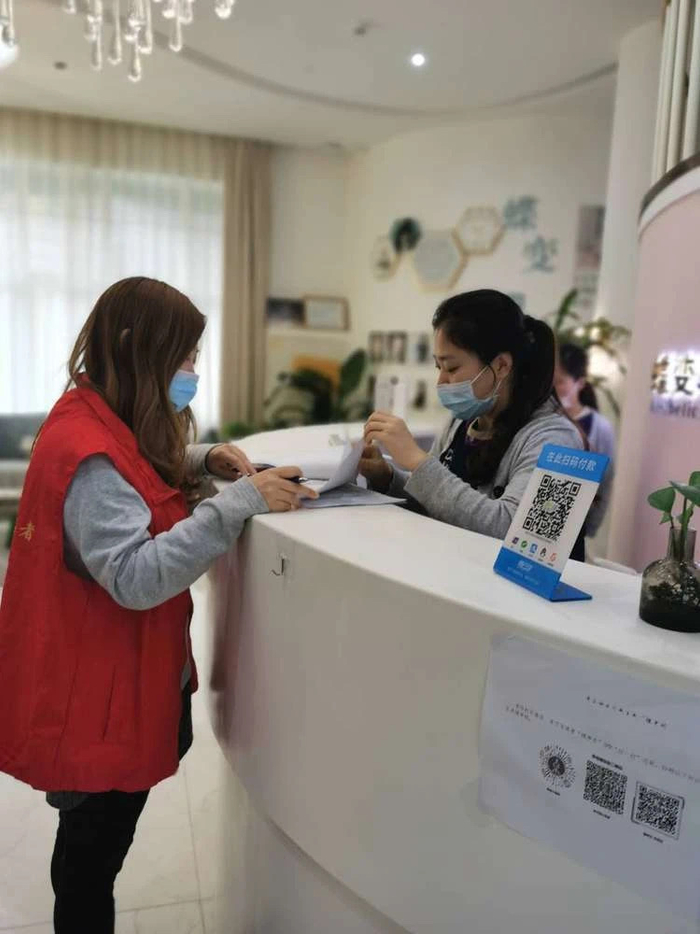 巡查队工作人员在小镇的商家内排摸情况