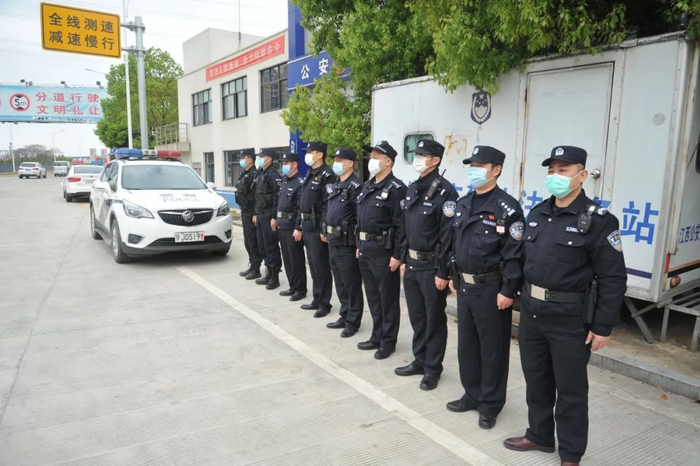  行动中，两组10人小队，分别在黄冈黄梅和九江浔阳区两地，来回巡逻盘查、入户走访。 九江市公安局供图