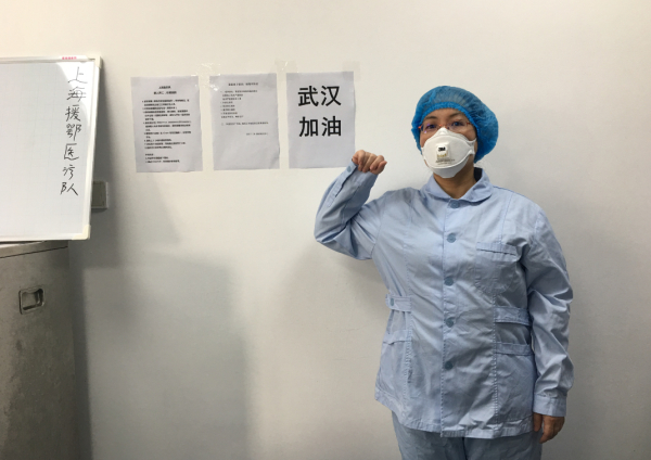  查琼芳在“武汉加油”前面宣誓，坚定自己与疫情战斗的决心。
