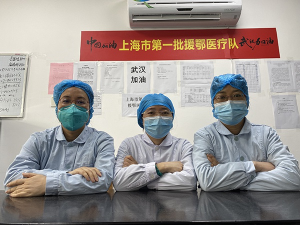查琼芳（左一）与“战友”们在一起合照，她们被称为“三女将”。 本文图片 查琼芳 提供