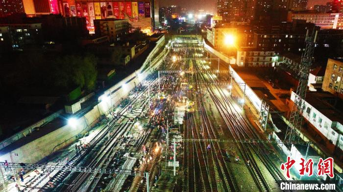 山西铁路按“快进键” ，近3000名施工人员同时立体化作业，480分钟百年老站太原火车站成功扩容通车。张炯供图