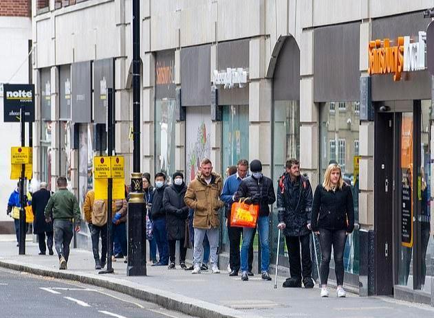 英盲人被拒之门外，商店老板理直气壮：他们能与人保持两米距离么