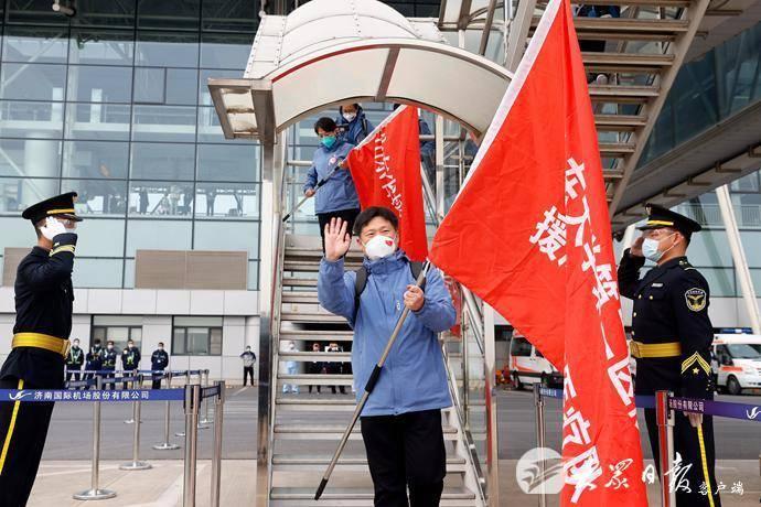 我省援助湖北第五批返鲁人员凯旋，刘家义到机场迎接