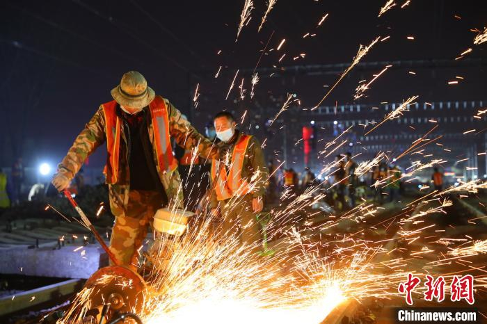  山西铁路按“快进键”，近3000名施工人员同时立体化作业，480分钟百年老站太原火车站成功扩容通车。张炯供图