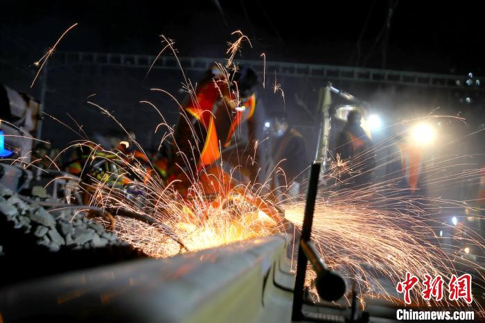  山西铁路按“快进键”，近3000名施工人员同时立体化作业，480分钟百年老站太原火车站成功扩容通车。张炯供图