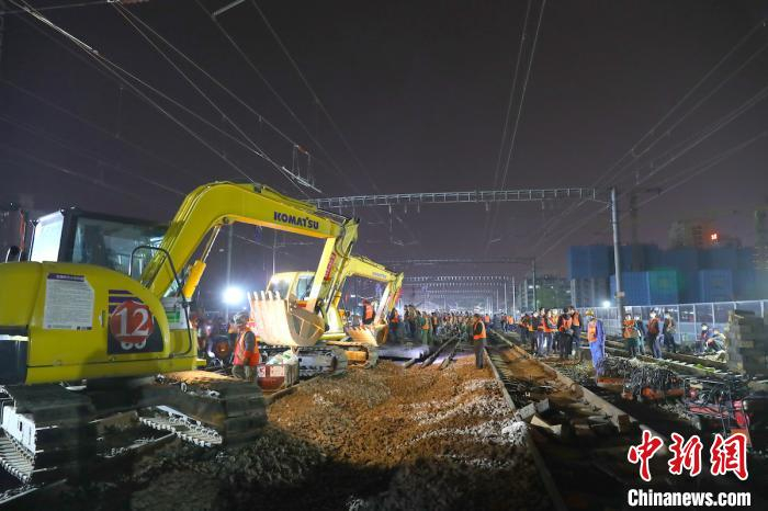 山西铁路按“快进键”，近3000名施工人员同时立体化作业，480分钟百年老站太原火车站成功扩容通车。张炯供图