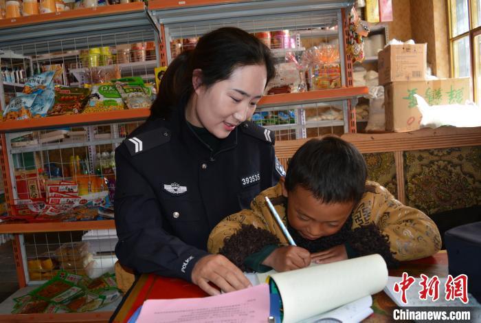 西藏基层移民管理警察中有个“牦牛妹妹”