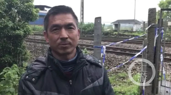 ▲当地村民李海平称，他在事发前发现滑坡体并报警，可惜未能制止事故发生。摄影/上游新闻见习记者&nbsp; 肖鹏