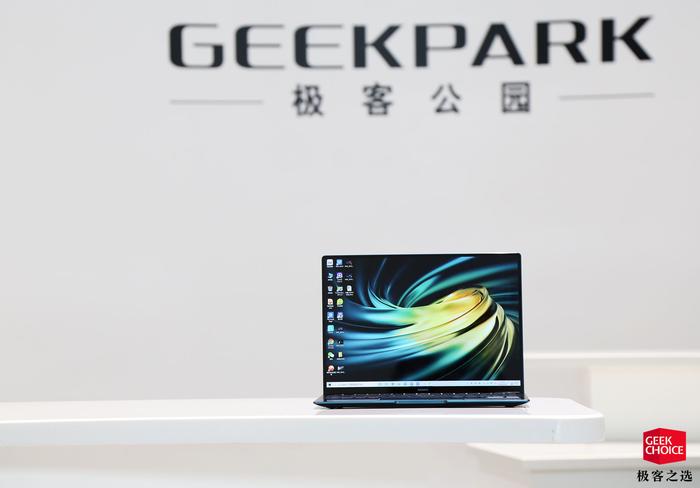 能把手机「装进屏幕」，华为新 MateBook X Pro 用起来怎么样？