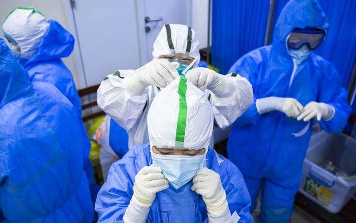  2月2日，武汉协和医院西院，医护人员穿戴防护服。摄影/新京报记者 陶冉&nbsp;