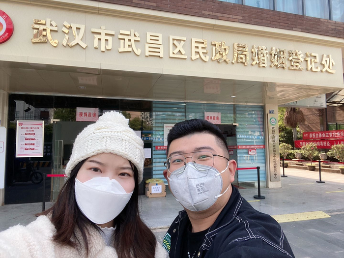 鲁培文和高姗在武昌区民政局婚姻登记处领了证。受访者供图