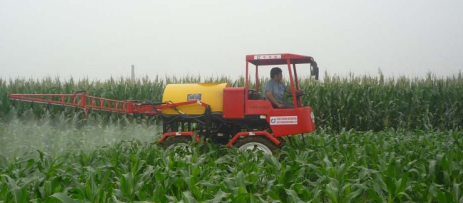 地面机械正在喷施农药进行草地贪夜蛾防治。中国农科院供图