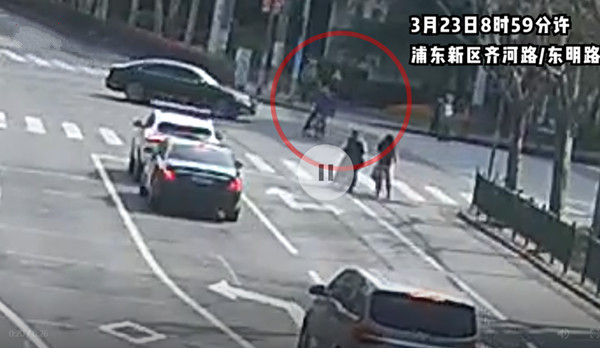 图说：宋某驾驶电动自行车闯红灯撞上郑某驾驶的小轿车 警方供图