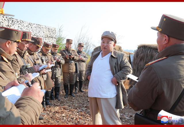 金正恩指导朝鲜人民军迫击炮兵部队炮击训练