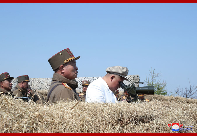 金正恩视察炮弹落点 图源：朝中社