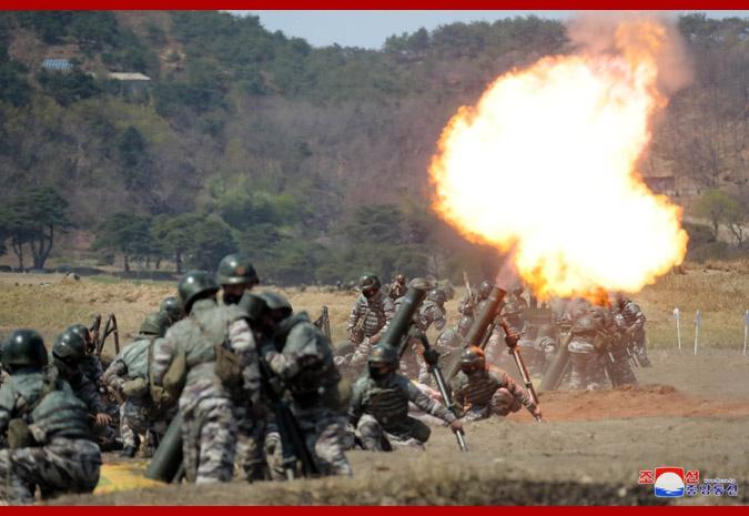 金正恩指导朝鲜人民军迫击炮兵部队炮击训练，赞赏弹无虚发
