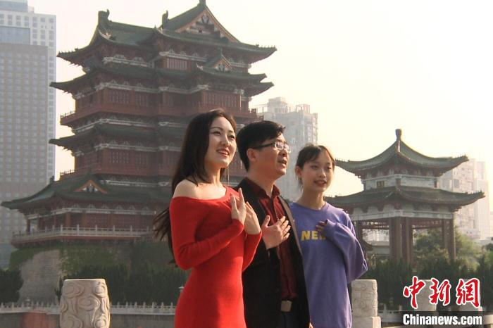 图为难得胡涂组合、李佳霏在江南名楼滕王阁前共同演唱录制MV《春晖》。　姜涛 摄