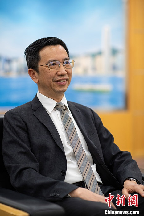 　　“受新冠肺炎疫情影响，香港经济将面临很大的下行压力，更需要依靠内地市场。”香港特别行政区政府驻北京办事处主任梁志仁近日接受中新社记者专访时说，内地服务业对香港的开放程度越来越高，港人要把握相关机遇。 中新社记者 崔楠 摄