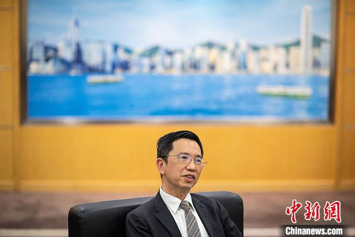 　　“受新冠肺炎疫情影响，香港经济将面临很大的下行压力，更需要依靠内地市场。”香港特别行政区政府驻北京办事处主任梁志仁近日接受中新社记者专访时说，内地服务业对香港的开放程度越来越高，港人要把握相关机遇。 中新社记者 崔楠 摄