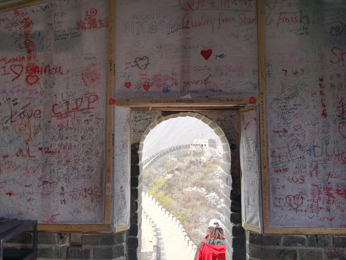  景区特意为游客设置了涂鸦墙。新京报记者 王颖 摄