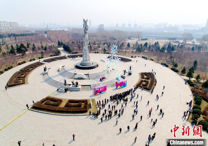 “春之声”百场街头钢琴音乐秀现场。长春市文化广播电视和旅游局供图