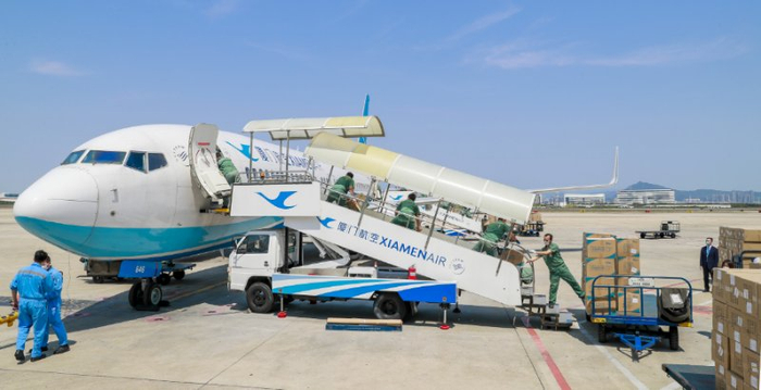  厦航首班“客改货”航班MF823满载口罩等防疫物资，从厦门机场起飞前往吉隆坡。图源：厦航