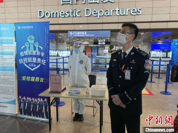     武戈在安检询问点　李秋莹　摄
