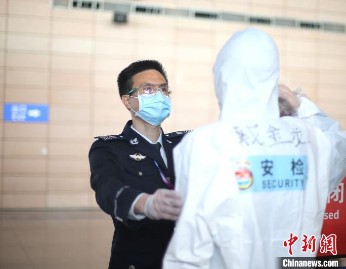 武戈在检查安检工作人员的防疫措施。上海机场集团供图