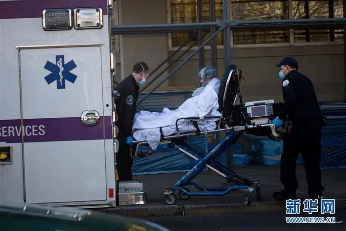 ▲4月8日，在美国纽约，医护人员准备将一名患者送入医院。新华社发（郭克 摄）