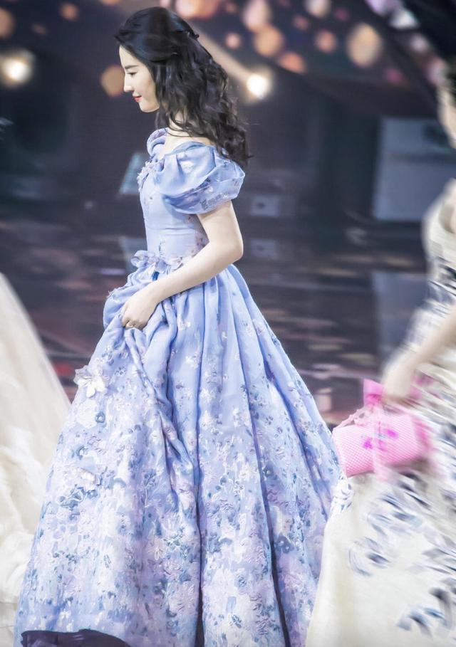 刘亦菲为自己挑选的蓝色连衣裙，能够展现温柔和优雅，仙女下凡