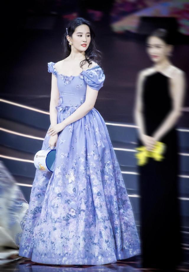 刘亦菲为自己挑选的蓝色连衣裙，能够展现温柔和优雅，仙女下凡
