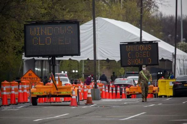 ▲4月8日，在美国纽约一个“不下车”新冠测试点，人们等候测试。（新华社）