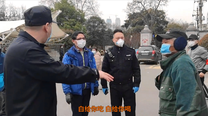 民警在劝导流浪者。