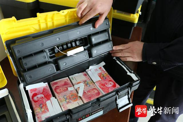 图为瘳某用于骗钱的道具。