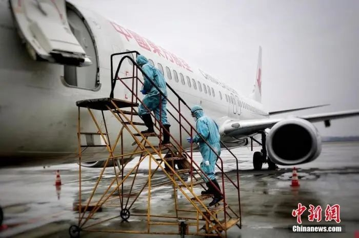 图为防疫人员对飞机进行深入消毒。东航供图　　