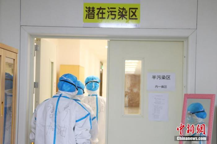 资料图：医护人员进入病房潜在污染区 中新社记者 刘占昆 摄