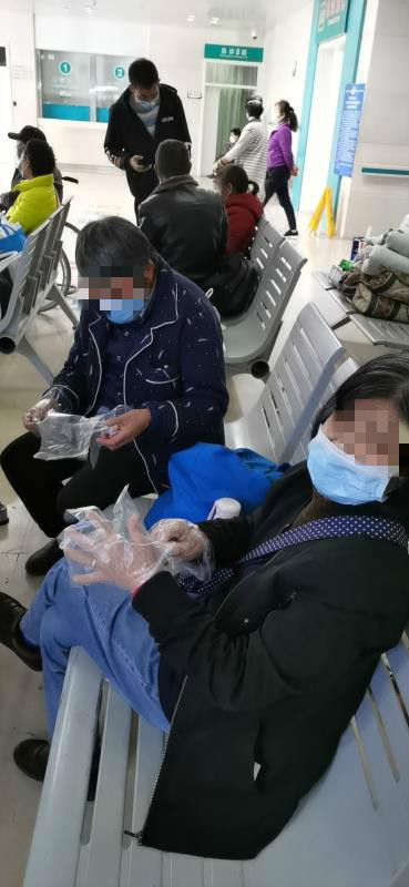 两位80多岁的老人在武汉解封后又坐在了医院的大厅椅子上。  受访者供图